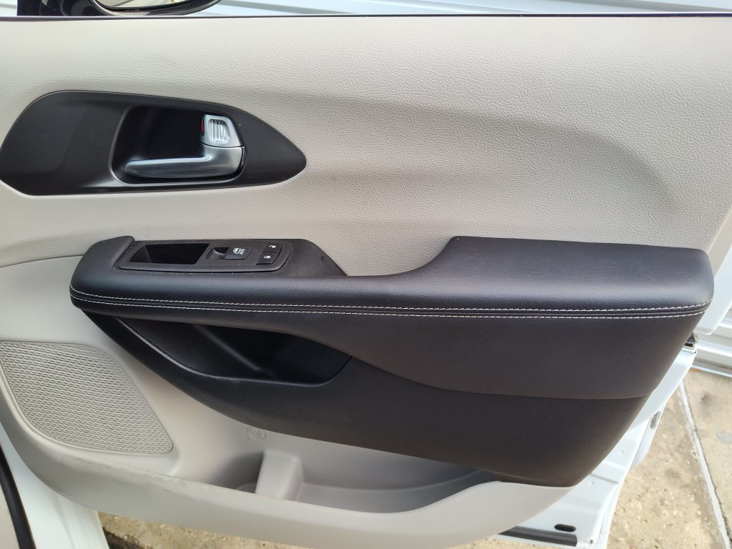 Used 2024 Chrysler Pacifica Limited FWD image 27