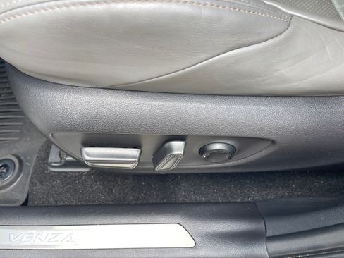 Used 2022 Toyota Venza Limited AWD/4WD image 9