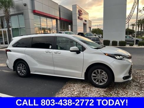 Used 2026 Toyota Sienna XLE FWD image 2