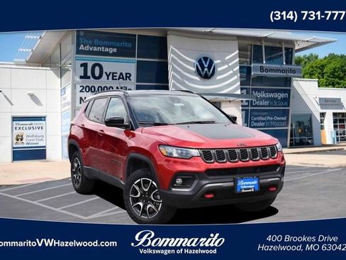 Used 2025 Jeep Compass Trailhawk AWD/4WD image 1