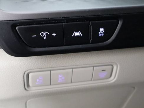 Used 2023 Kia Carnival LX FWD image 23