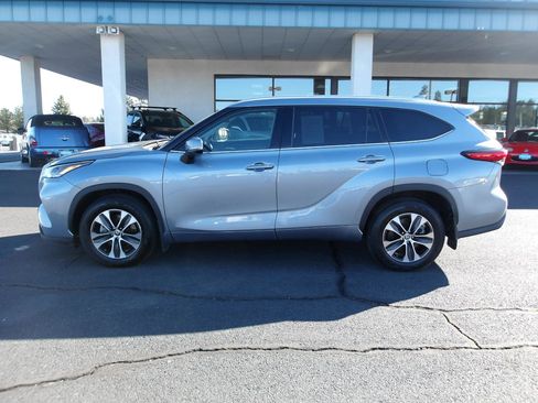 Used 2021 Toyota Highlander XLE image 2
