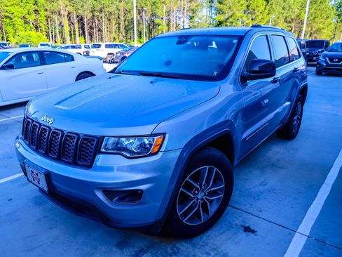 Used 2018 Jeep Grand Cherokee Laredo RWD image 1