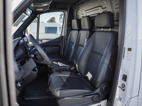 Used 2025 Mercedes-Benz Sprinter 2500 image 13