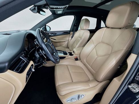Certified 2023 Porsche Macan AWD/4WD image 5