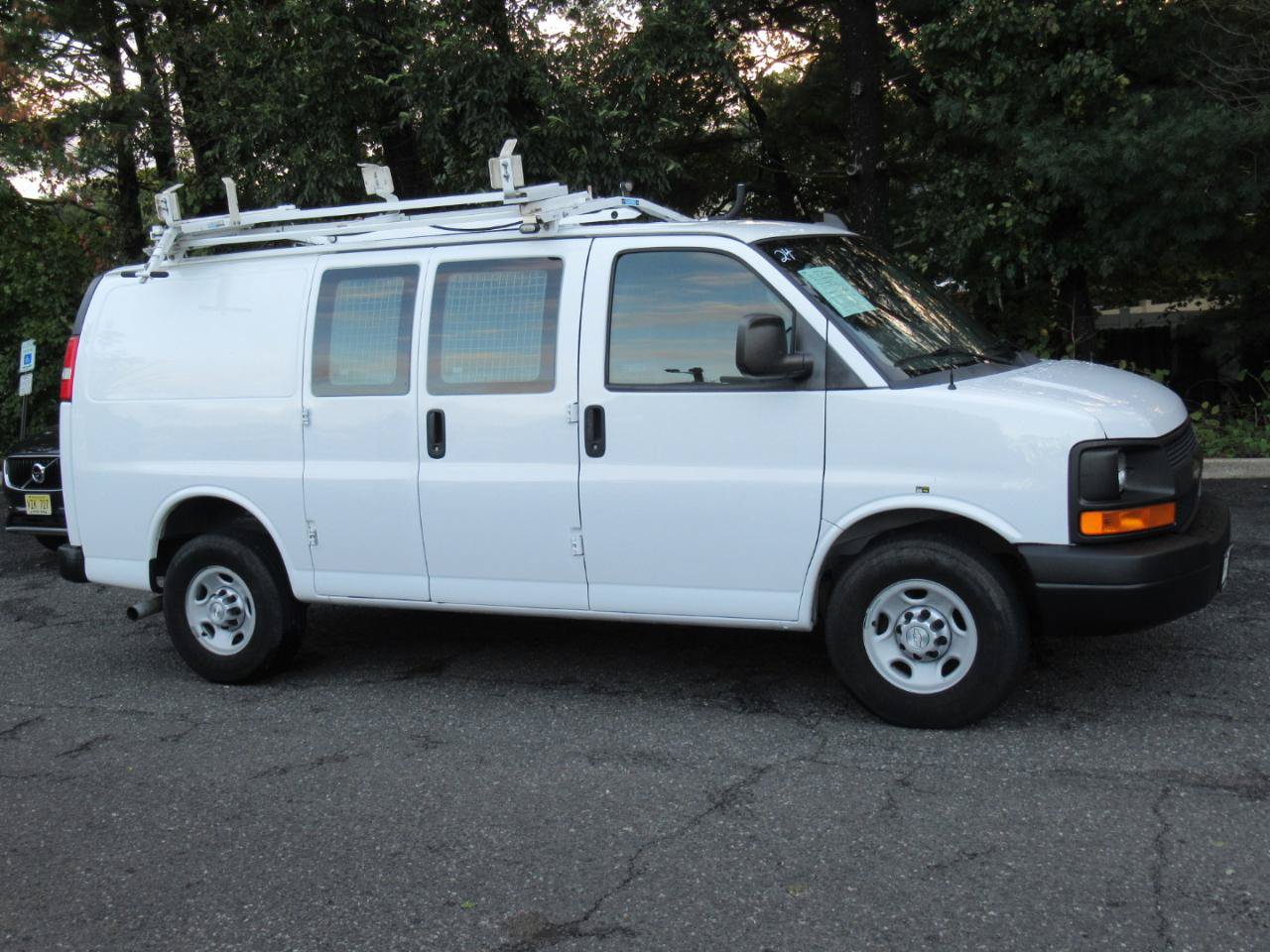 Used 2017 Chevrolet Express 2500 RWD image 4