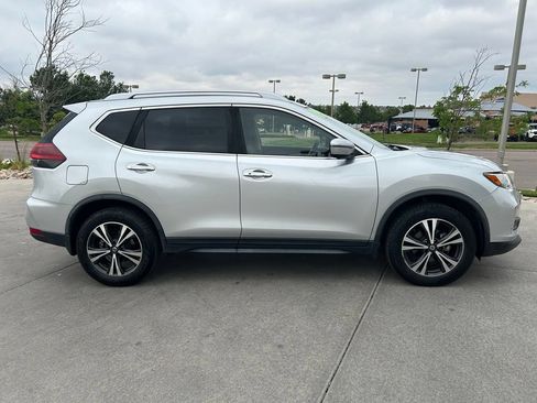 Used 2019 Nissan Rogue SV w/ Sun & Sound Touring Package AWD/4WD image 9