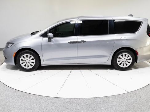 Used 2020 Chrysler Voyager L image 9