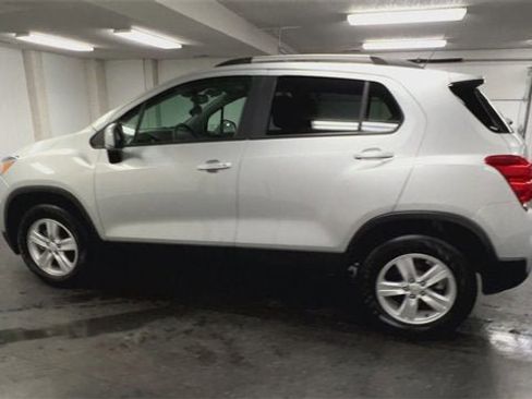 Used 2022 Chevrolet Trax LT w/ LT Convenience Package image 6
