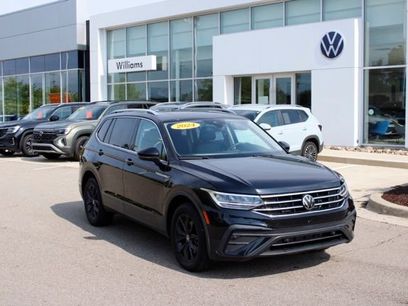 Used 2024 Volkswagen Tiguan SE w/ Panoramic Sunroof Package