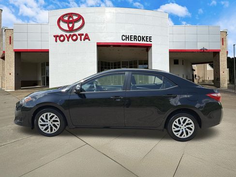 Used 2017 Toyota Corolla LE FWD image 8