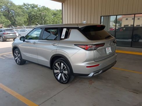 Used 2025 Mitsubishi Outlander AWD image 8