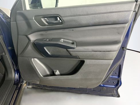Used 2025 Nissan Pathfinder SV FWD image 32