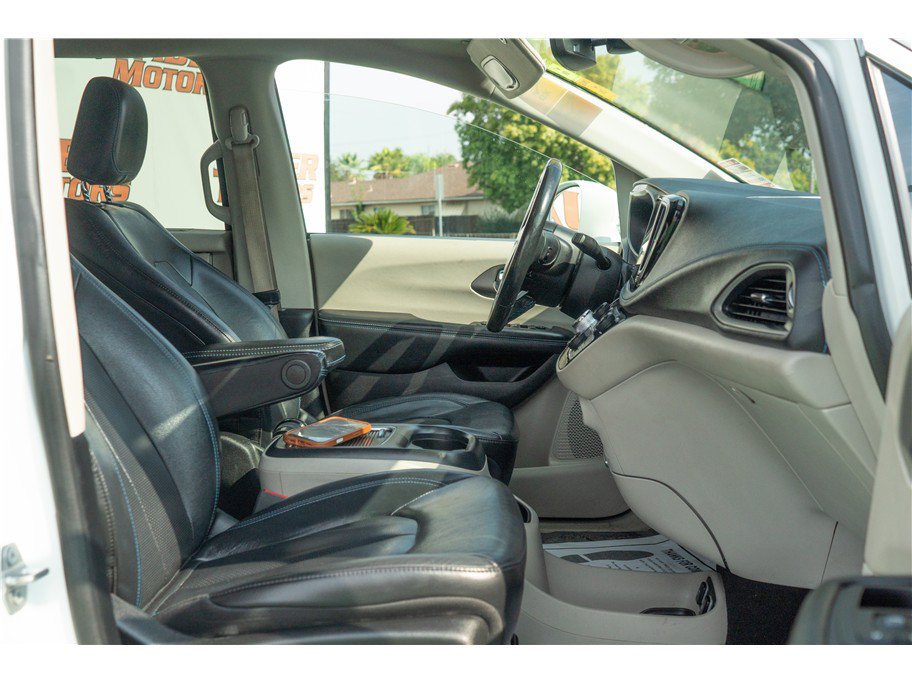 Used 2021 Chrysler Pacifica Touring-L FWD image 2