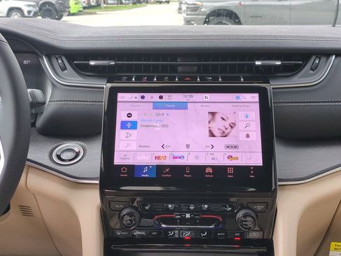 New 2025 Jeep Grand Cherokee Limited w/ Luxury Tech Group II image 19