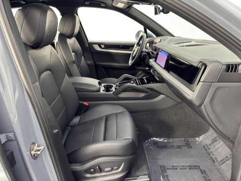 Used 2024 Porsche Cayenne image 16