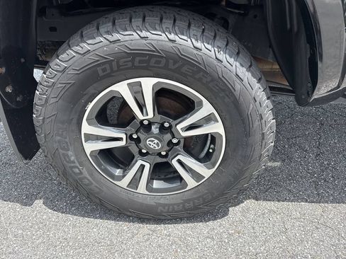 Used 2018 Toyota Tacoma TRD Sport AWD/4WD image 17