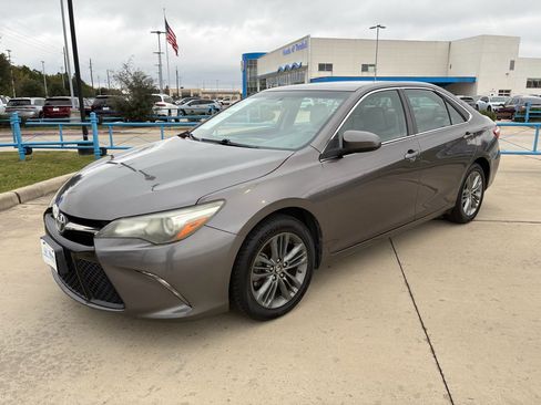 Used 2017 Toyota Camry SE image 4