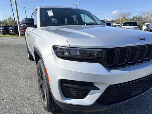 Used 2025 Jeep Grand Cherokee Altitude image 9