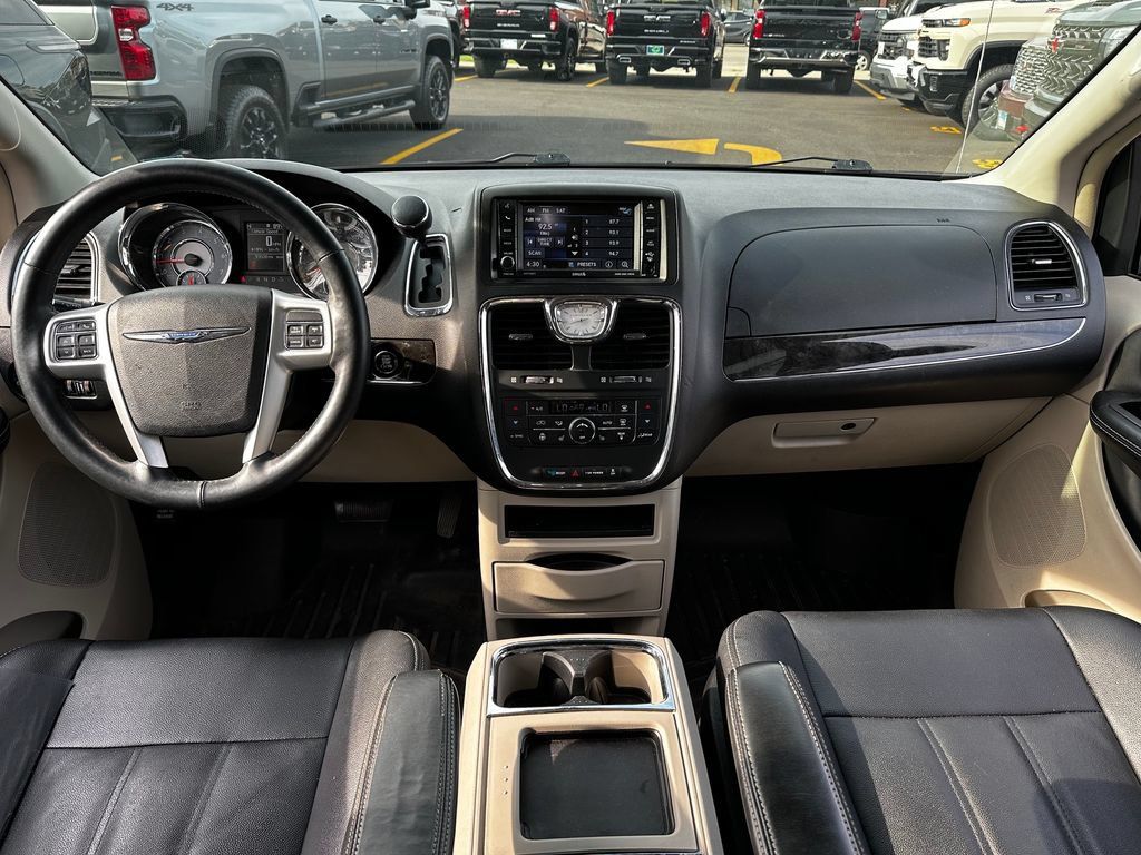 Used 2016 Chrysler Town & Country Touring w/ Driver Convenience Group FWD image 3