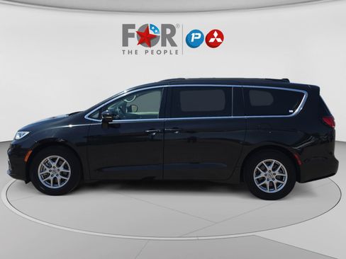 Used 2022 Chrysler Pacifica Touring-L FWD image 2