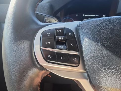 Used 2025 Ford Explorer Active AWD/4WD image 17