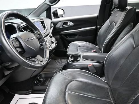 Used 2019 Chrysler Pacifica Limited w/ S Appearance Package FWD image 9