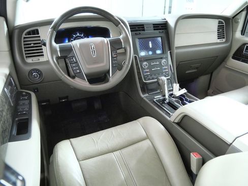 Used 2016 Lincoln Navigator Select AWD/4WD image 4
