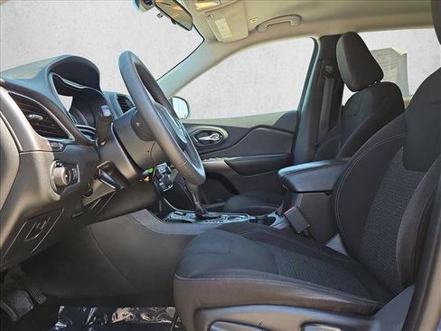 Used 2019 Jeep Cherokee Latitude w/ Popular Appearance Group FWD image 16