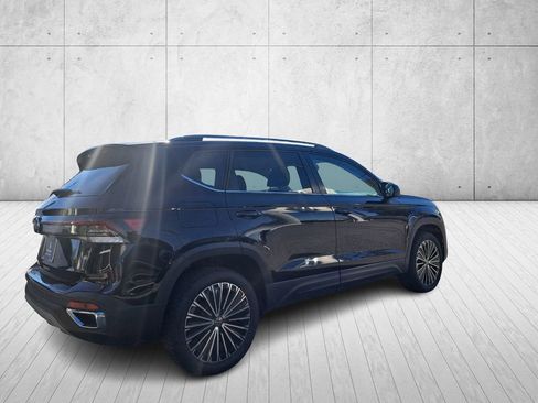 Used 2025 Volkswagen Taos SE image 4