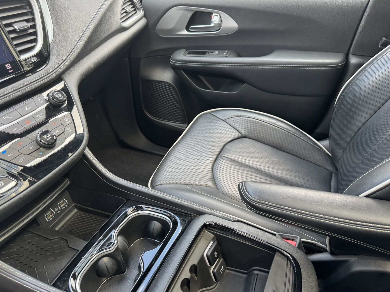 Used 2025 Chrysler Pacifica Limited FWD image 32