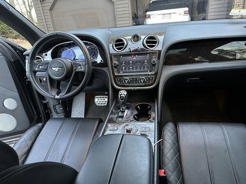 Used 2017 Bentley Bentayga image 22