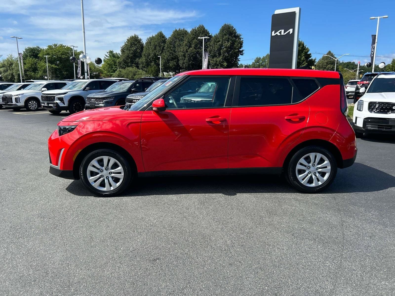 Used 2025 Kia Soul LX FWD image 2