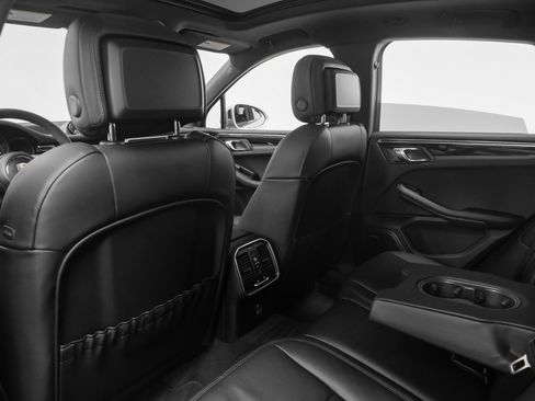 Used 2025 Porsche Macan image 33