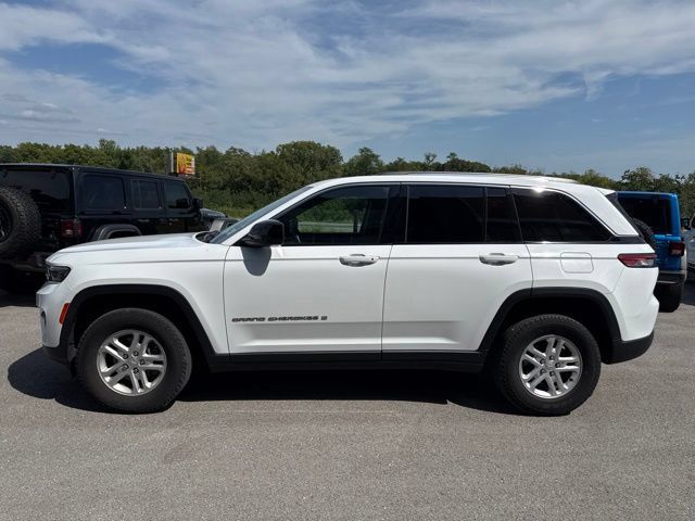 Used 2023 Jeep Grand Cherokee Laredo AWD/4WD image 6