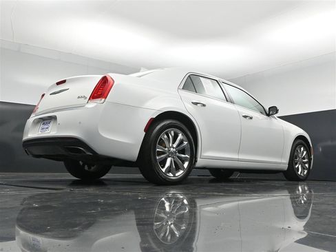 Used 2017 Chrysler 300 C w/ Safetytec Plus Group AWD/4WD image 31