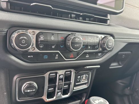 Used 2025 Jeep Wrangler Sahara image 22