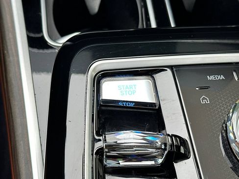 Used 2023 BMW i7 xDrive60 AWD/4WD image 25