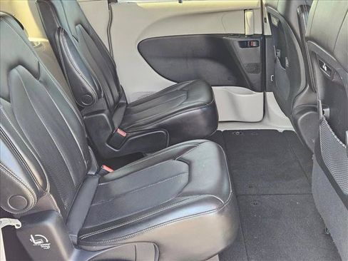 Used 2023 Chrysler Pacifica Touring-L FWD image 19