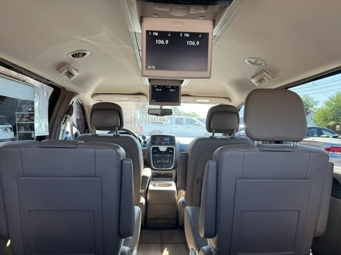 Used 2015 Chrysler Town & Country Touring-L w/ Driver Convenience Group image 40