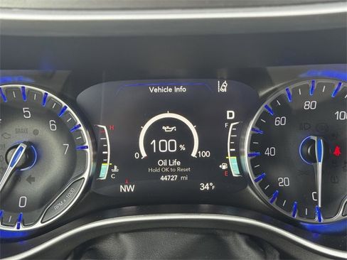 Certified 2024 Chrysler Pacifica Touring-L image 27