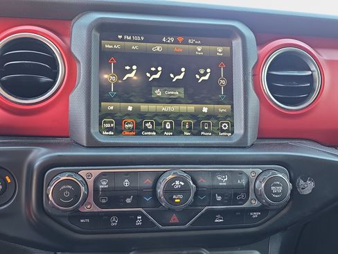 Used 2022 Jeep Wrangler Unlimited Rubicon w/ Cold Weather Group AWD/4WD image 22