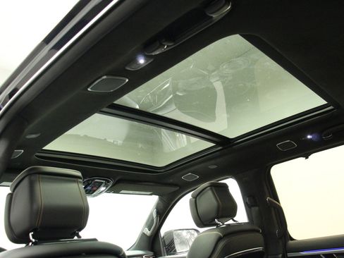 New 2023 Jeep Grand Wagoneer Series III AWD/4WD image 11