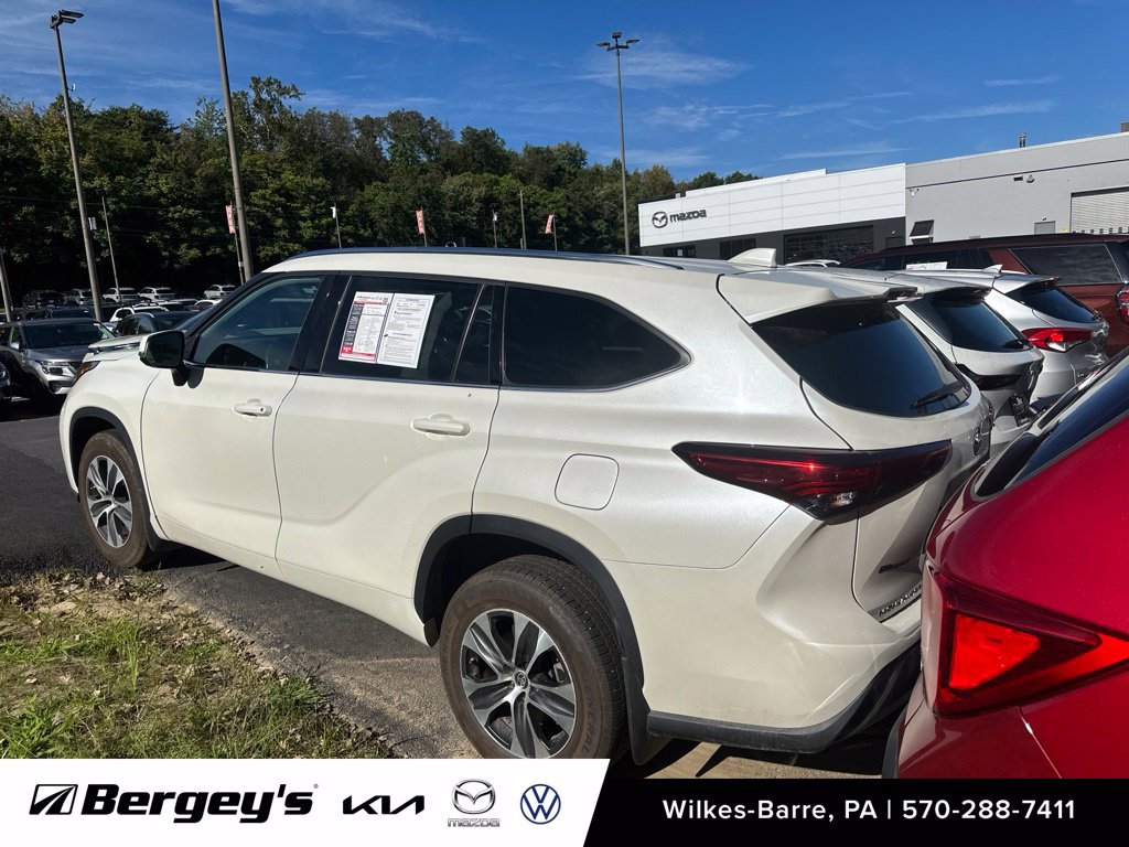 Used 2020 Toyota Highlander XLE AWD/4WD image 3