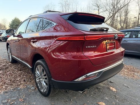 Used 2022 Toyota Venza XLE image 4