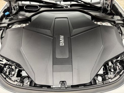 Used 2025 BMW i7 eDrive50 w/ Premium Package image 28