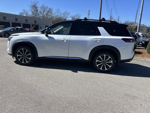 New 2026 Nissan Pathfinder Platinum w/ Lighting Package AWD/4WD image 4