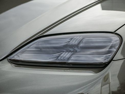 Certified 2025 Porsche Macan Electric RWD image 23