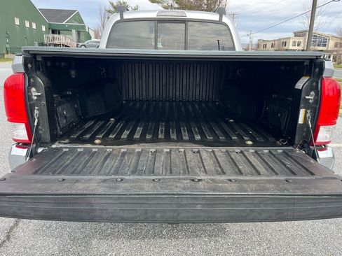 Used 2016 Toyota Tacoma SR5 w/ SR5 Appearance Package (SN) image 22