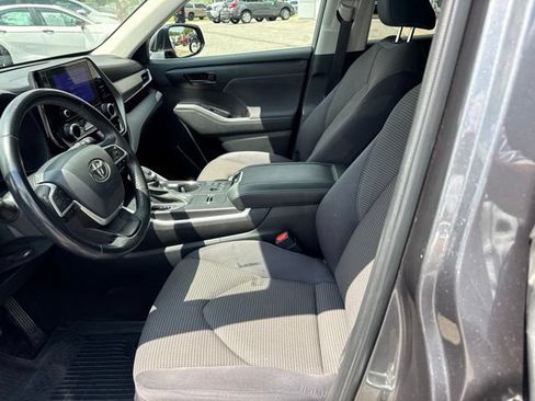 Used 2023 Toyota Highlander LE FWD image 14